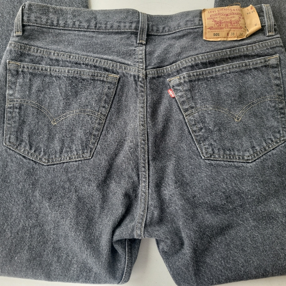 Mens Vintage Levis 501 Button Fly Dark Blue Jeans Size 38x34 Made In The USA.